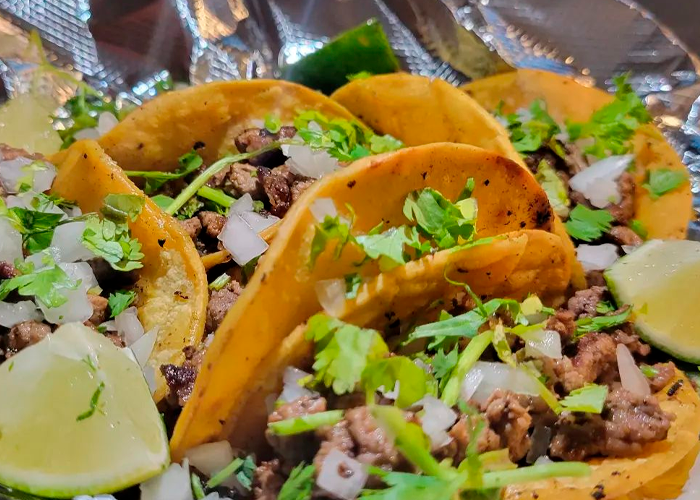 What It’s Like to Eat at a Tacos Food Truck for the First Time